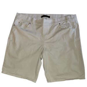 Gloria Vanderbilt Cream Flat Front Shorts